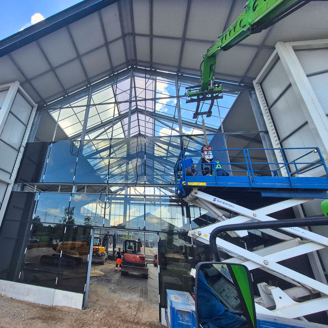 Zastosowanie szkła zespolonego i konstrukcji stalowej w wielofunkcyjnym centrum ogrodniczym.