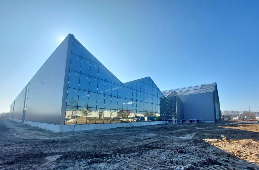 Zamknięcie bryły obiektu - montaż przeszkleń i obudowy centrum wielofunkcyjnego