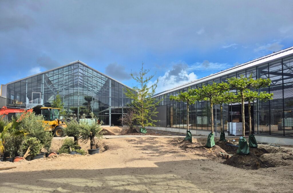 Kształtowanie przestrzeni wewnętrznej przy wielofunkcyjnym centrum ogrodniczym.