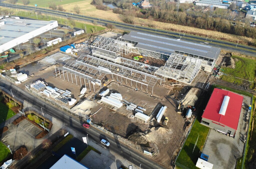 Budowa wielofunkcyjnego centrum ogrodniczego - widok z lotu ptaka na etap konstrukcyjny
