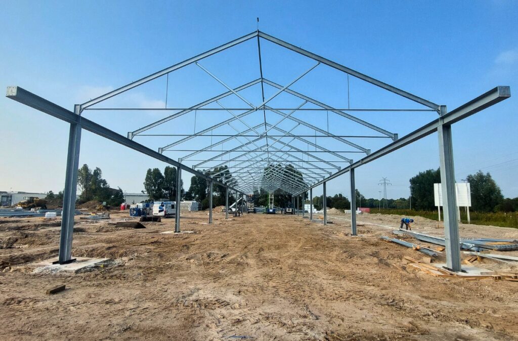 Montaż konstrukcji stalowej wielofunkcyjnego centrum ogrodniczego - etap fundamentów i słupów nośnych