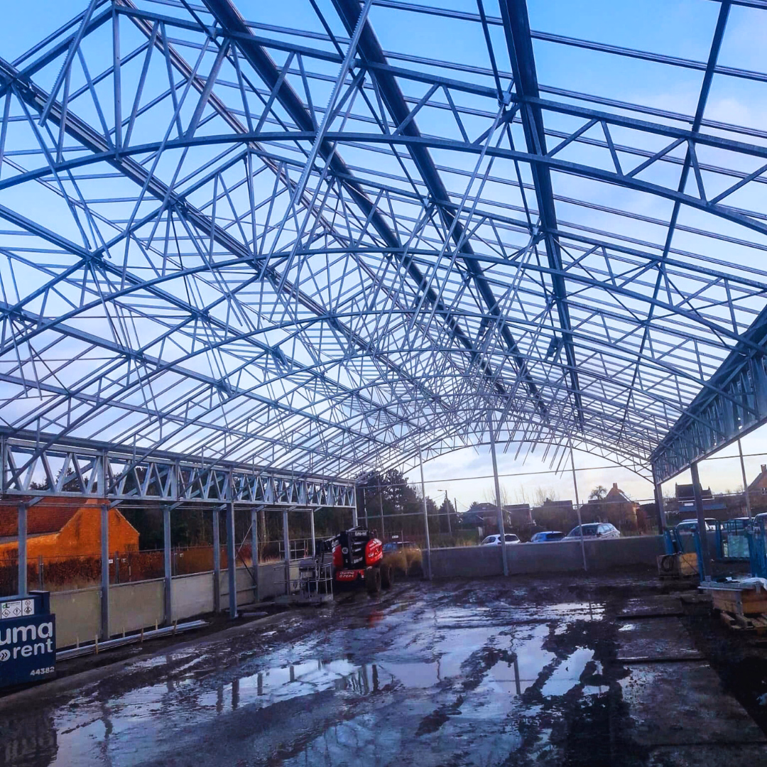 Konstrukcja stalowa szklarni szerokonawowej w trakcie montażu w Thiels Garden Center w Heist-op-den-Berg w Belgii.
