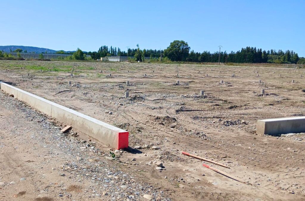 Plac budowy i przygotowany fundament pod inwestycję - etap początkowy realizacji szklarni fotowoltaicznej.