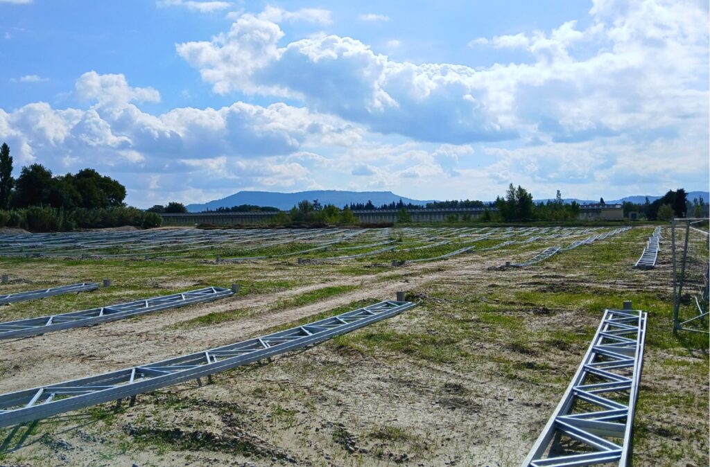 Montaż elementów konstrukcyjnych na terenie inwestycji - przygotowanie pod nowoczesną szklarnię z panelami PV.