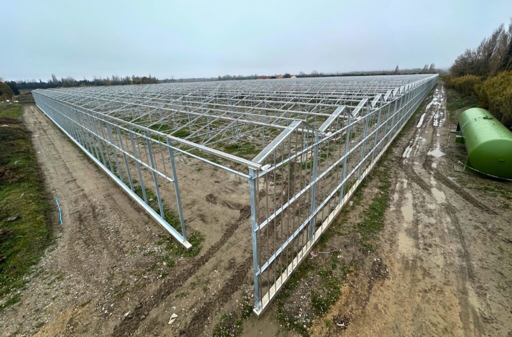 Metalowa konstrukcja szklarni fotowoltaicznej przed montażem poszycia.