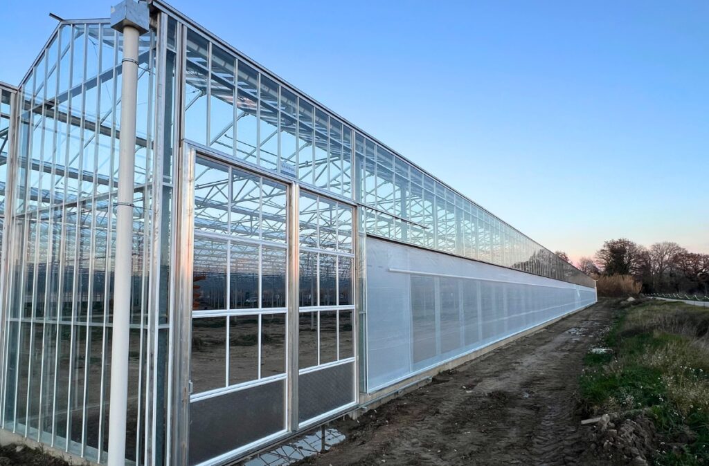 Nowoczesna szklarnia fotowoltaiczna w końcowej fazie budowy.