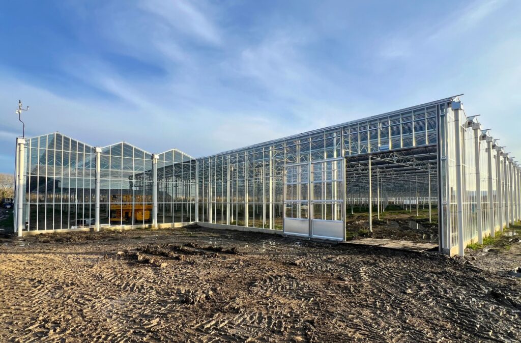 Funkcjonalna szklarnia PV gotowa do uruchomienia.