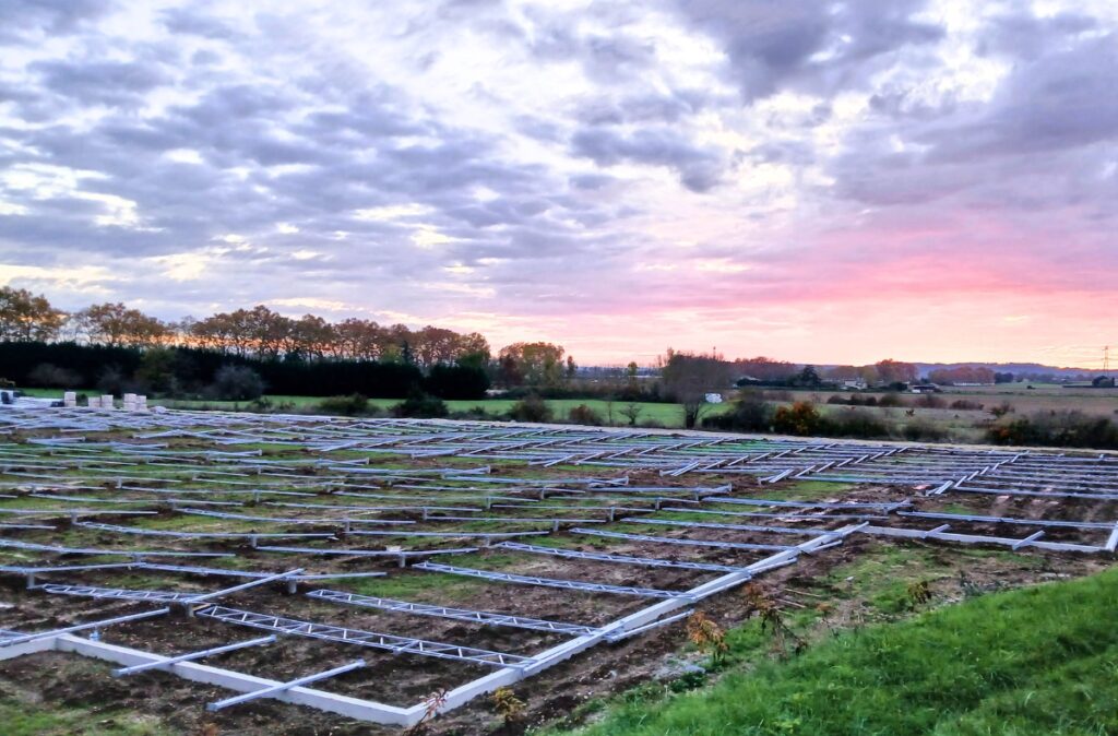 Przygotowanie konstrukcji pod szklarnia fotowoltaiczna.