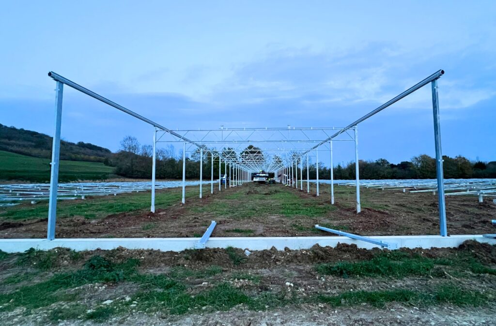 Montaż słupów nośnych - szklarnia fotowoltaiczna w fazie konstrukcyjnej.