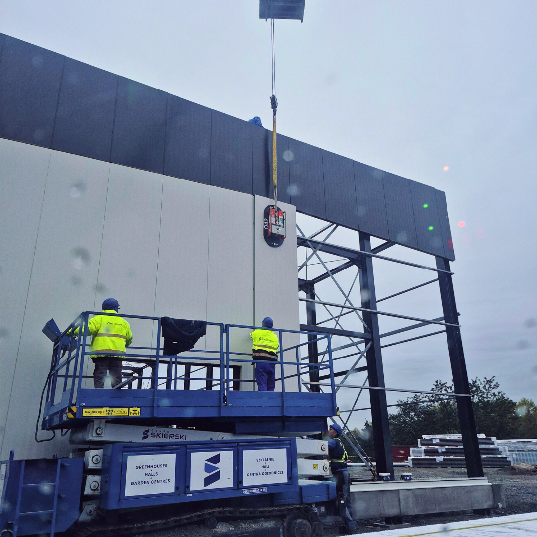 Montaż ściany hali w wielofunkcyjnym centrum ogrodniczym.
