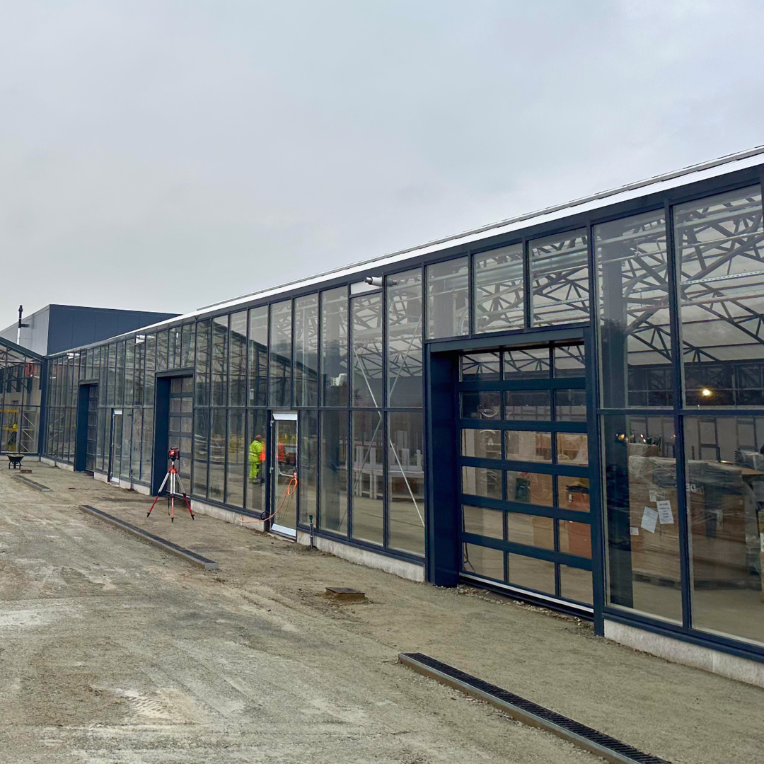Centrum ogrodnicze na bazie szklarni w trakcie realizacji.