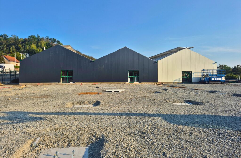 Przygotowanie terenu i fundamenty pod wielofunkcyjne centrum ogrodnicze.