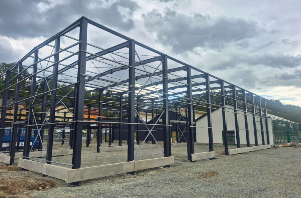 Konstrukcja stalowa realizowana pod wielofunkcyjne centrum ogrodnicze.