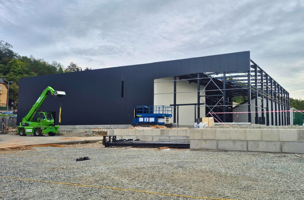 Montaż hali w ramach wielofunkcyjnego centrum ogrodniczego.