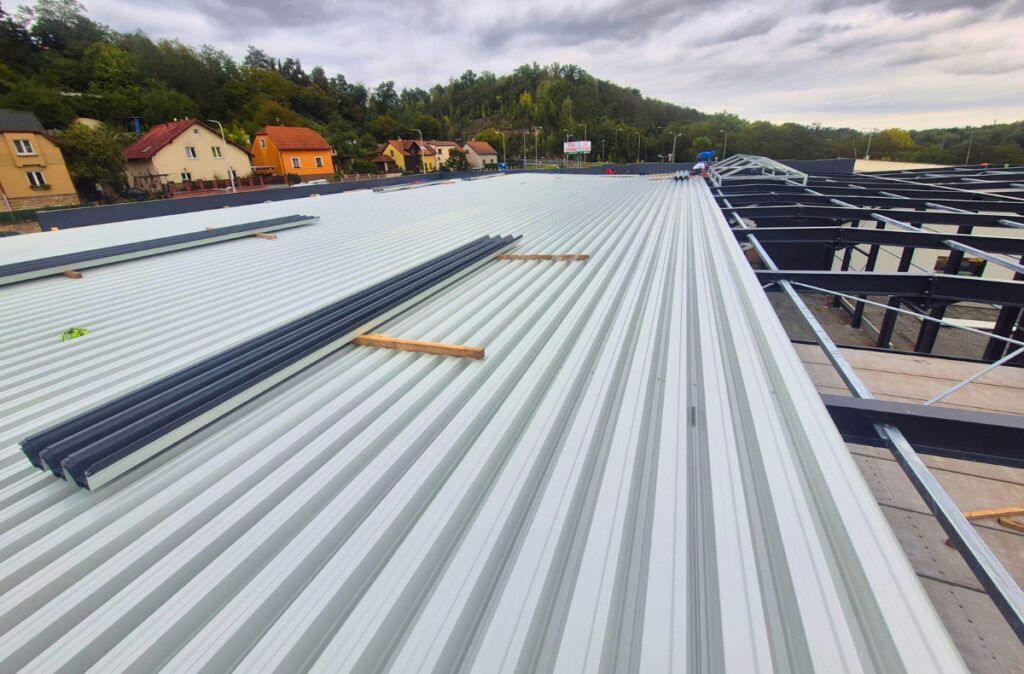 Pokrycie dachowe wielofunkcyjnego centrum ogrodniczego.