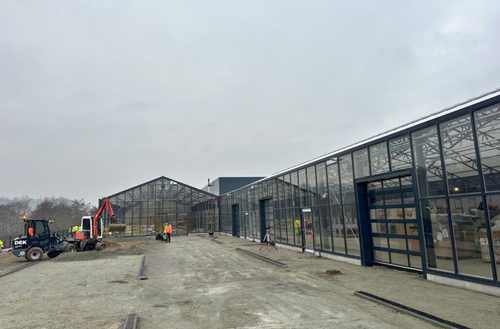 Centrum ogrodnicze na bazie szklarni w trakcie realizacji.