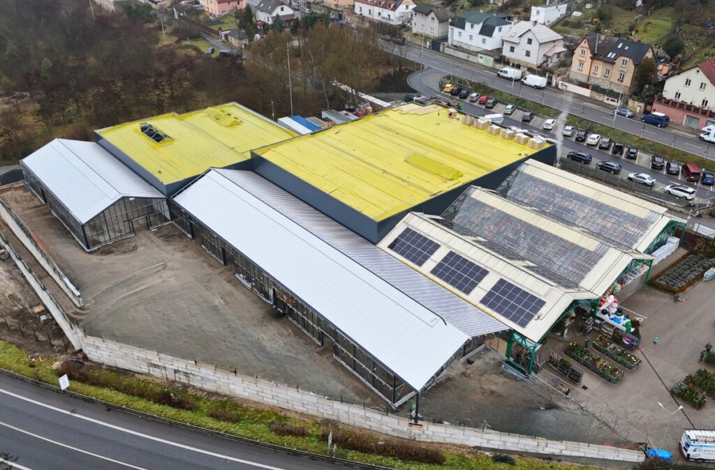 Widok z góry na wielofunkcyjne centrum ogrodnicze na bazie szklarni.