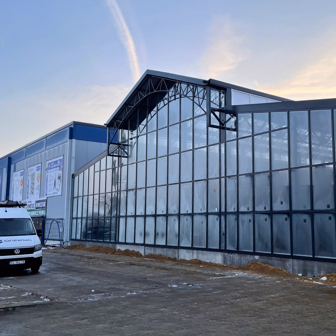 Przeszklona elewacja działu ogród przy markecie budowlanym.