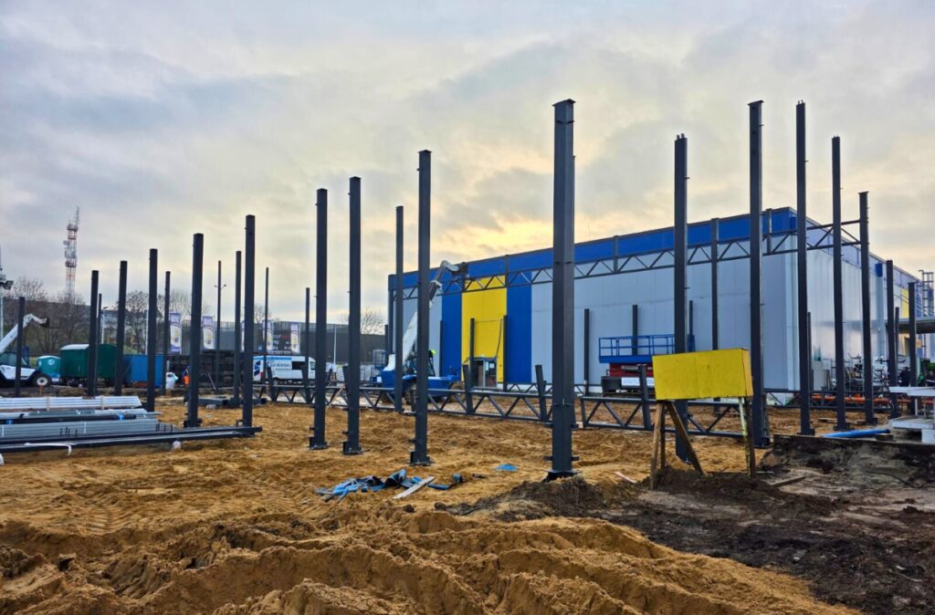 Montaż słupów konstrukcji stalowej hali ogrodniczej na bazie szklarni.