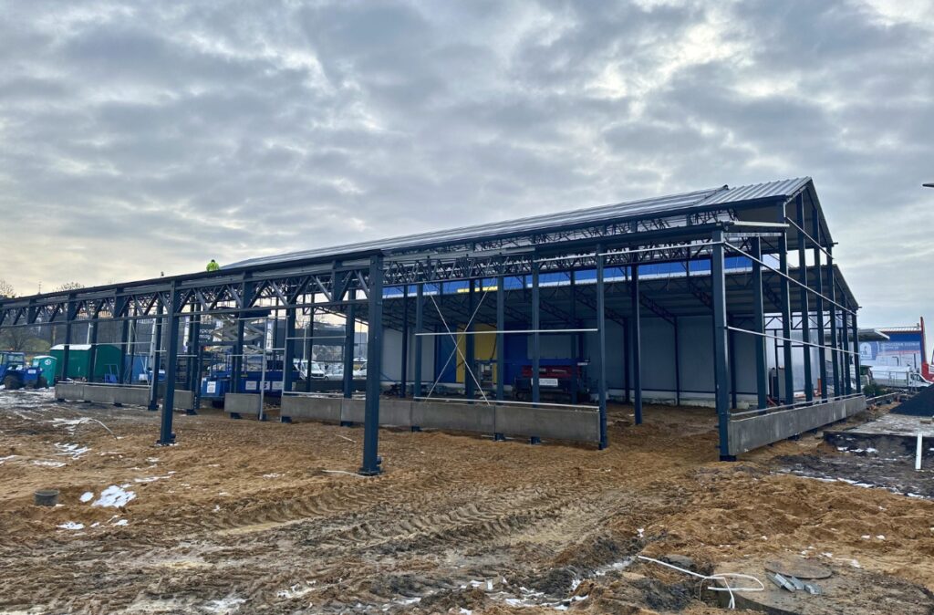 Konstrukcja stalowa działu ogród w trakcie realizacji.