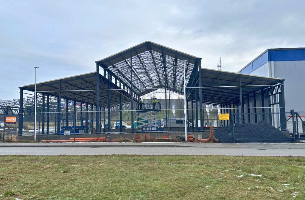 Bryła przeszklonej hali ogrodniczej na bazie szklarni, z dachem dwuspadowym.