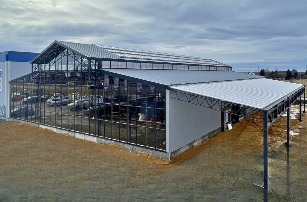 Gotowy dział ogród jako przedłużenie marketu budowlanego.