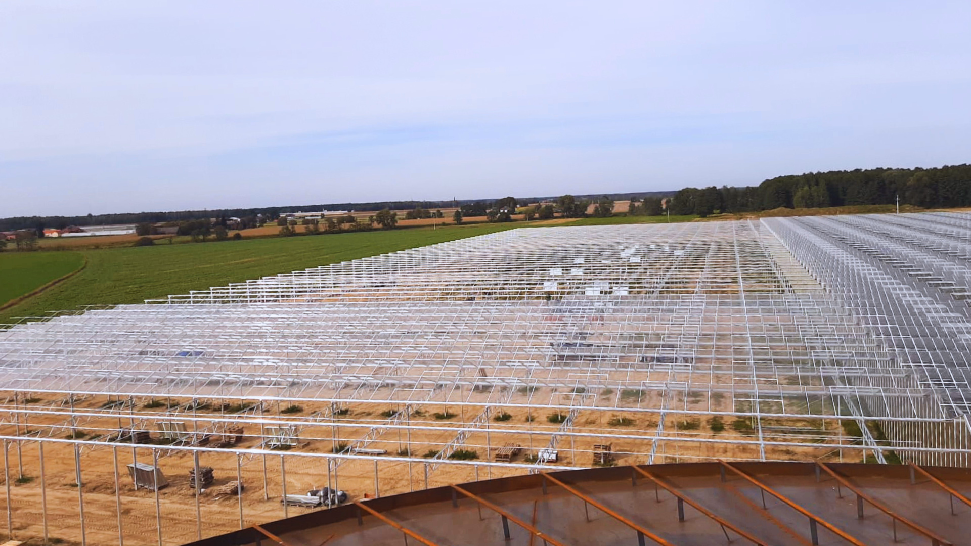 Szklarnia produkcyjna typu Venlo w Opatówku – nowoczesny obiekt szklarniowy z przeszklonym dachem i stalową konstrukcją, przeznaczony do profesjonalnej uprawy roślin.