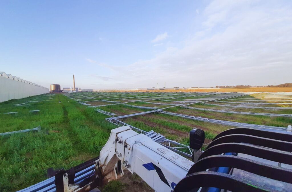 elementy konstrukcyjne rozmieszczone przed montażem szklarni.