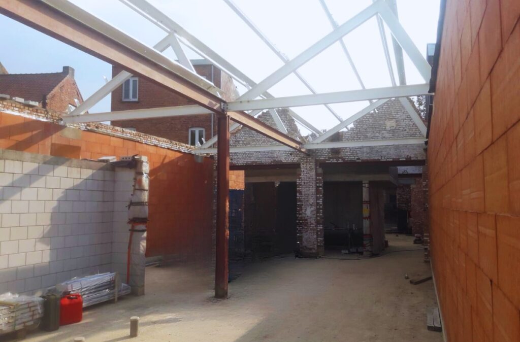 Centrum ogrodnicze Jolien Fleurent w Belgii – montaż stalowej konstrukcji obiektu szklarniowego.