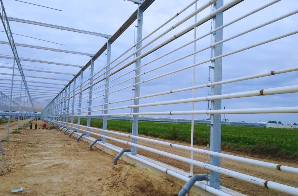 prowadzenie rur i elementów infrastruktury wzdłuż ściany bocznej obiektu.