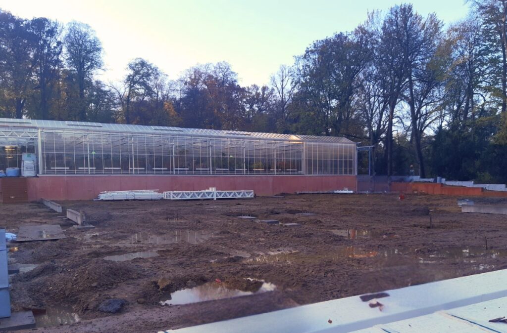 Przygotowanie terenu pod budowę obiektu ogrodniczego w Meise.
