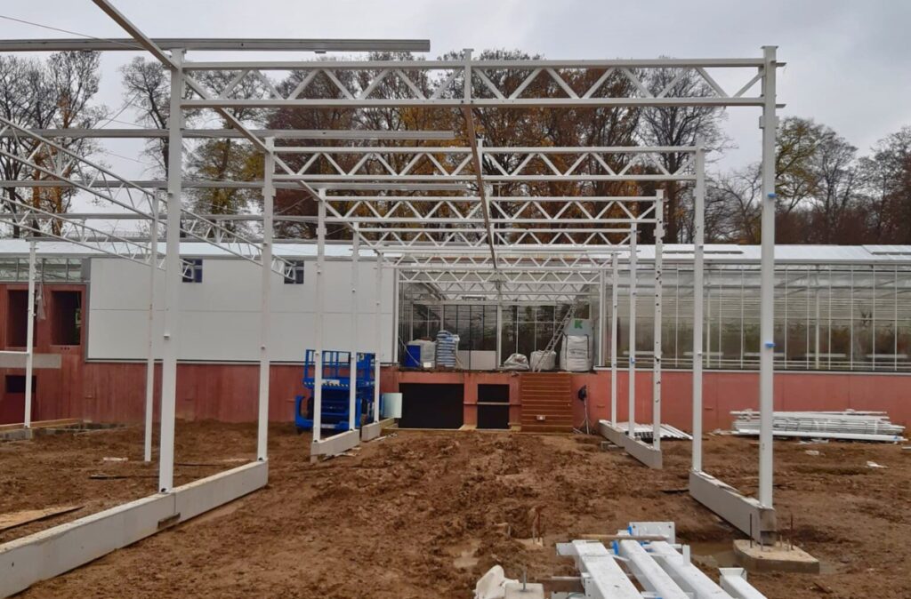 Montaż stalowej konstrukcji pawilonu ogrodniczego.