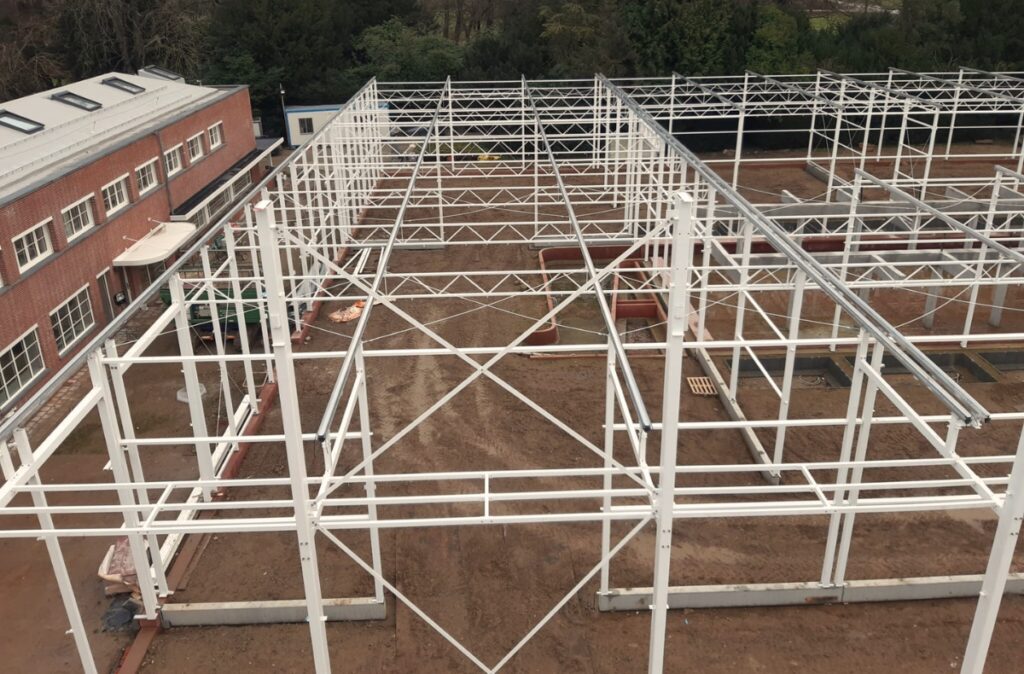 Konstrukcja nośna wielofunkcyjnego centrum ogrodniczego w trakcie realizacji.