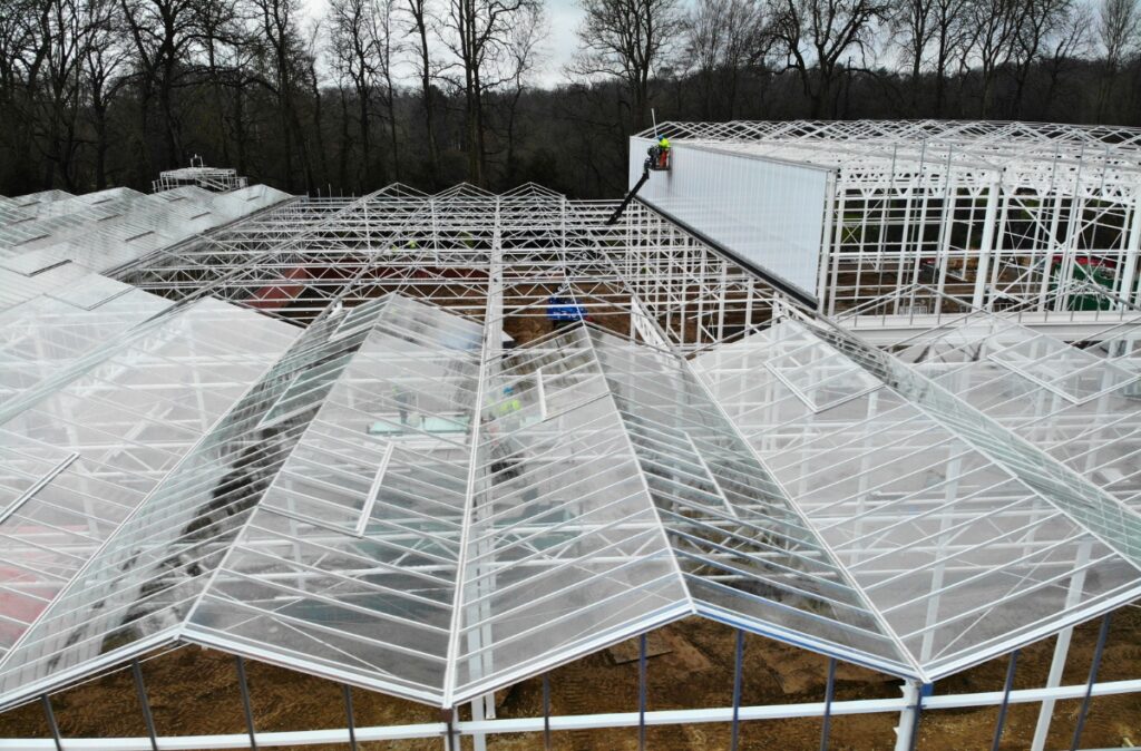 Montaż przeszklonych dachów w obiekcie ogrodniczym Meise.