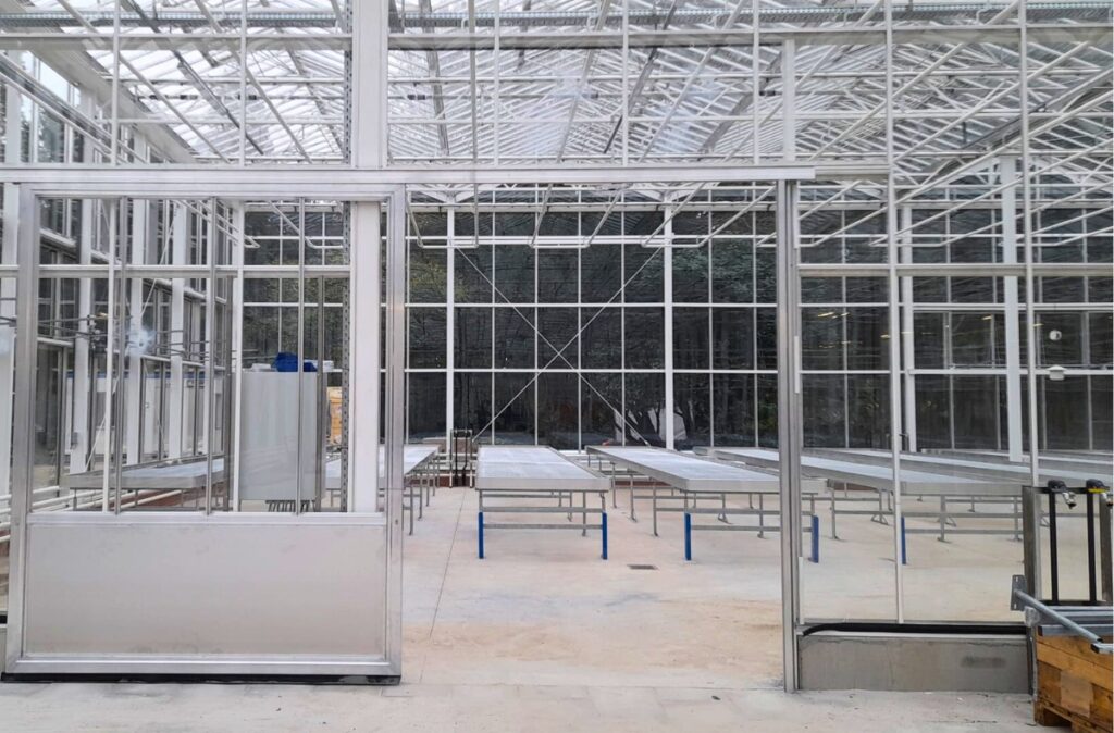 Wnętrze przeszklonego pawilonu podczas prac wykończeniowych.