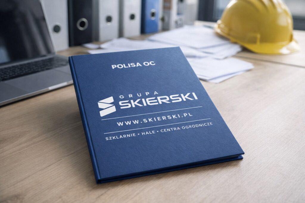 Teczka z polisą OC leżąca na biurku.