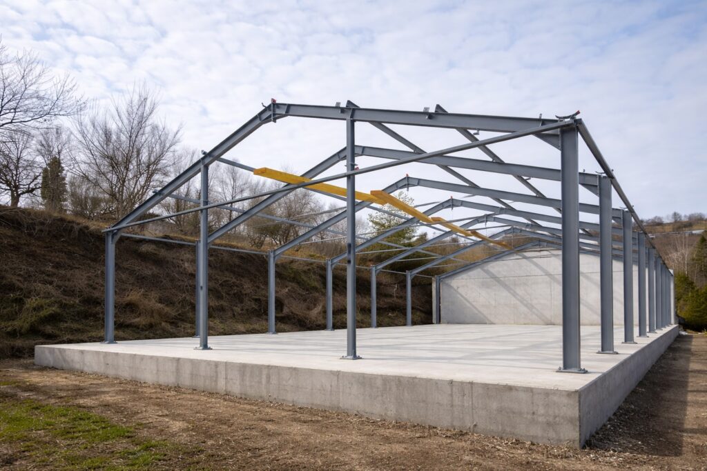 Konstrukcja stalowa szklarni szerokonawowej w trakcie montażu.