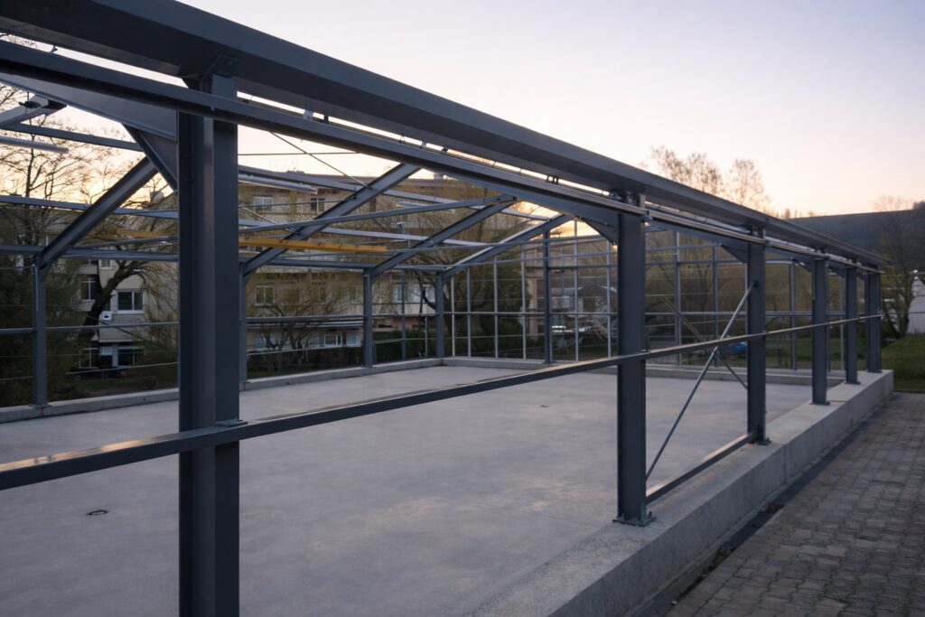 Fundament i konstrukcja nośna – szklarnia szerokonawowa w początkowym etapie budowy.