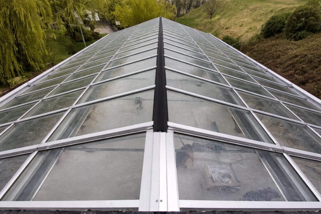 Dach szklarni szerokonawowej - widok z góry.