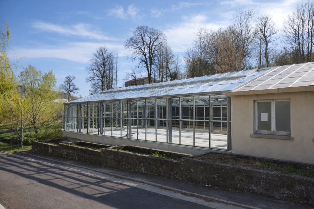 Widok kalenicy i połaci dachowych – szklarnia szerokonawowa ze szkła.