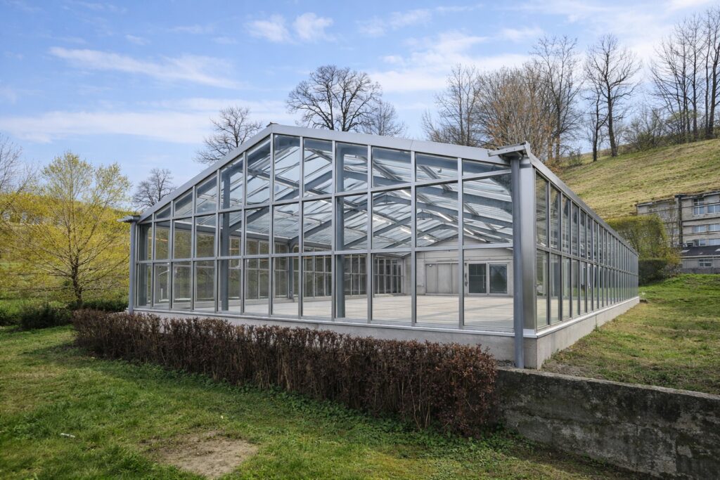 Ukończona konstrukcja stalowa szklarni szerokonawowej.