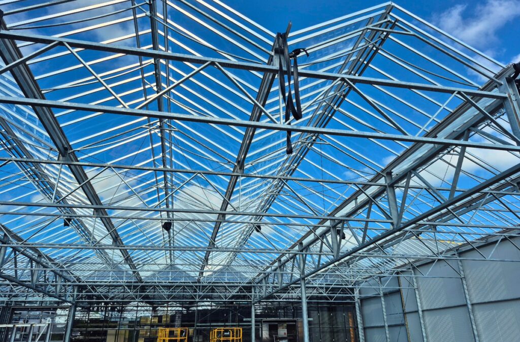 Konstrukcja szklarni Cabrio z mechanizmem otwierania dachu