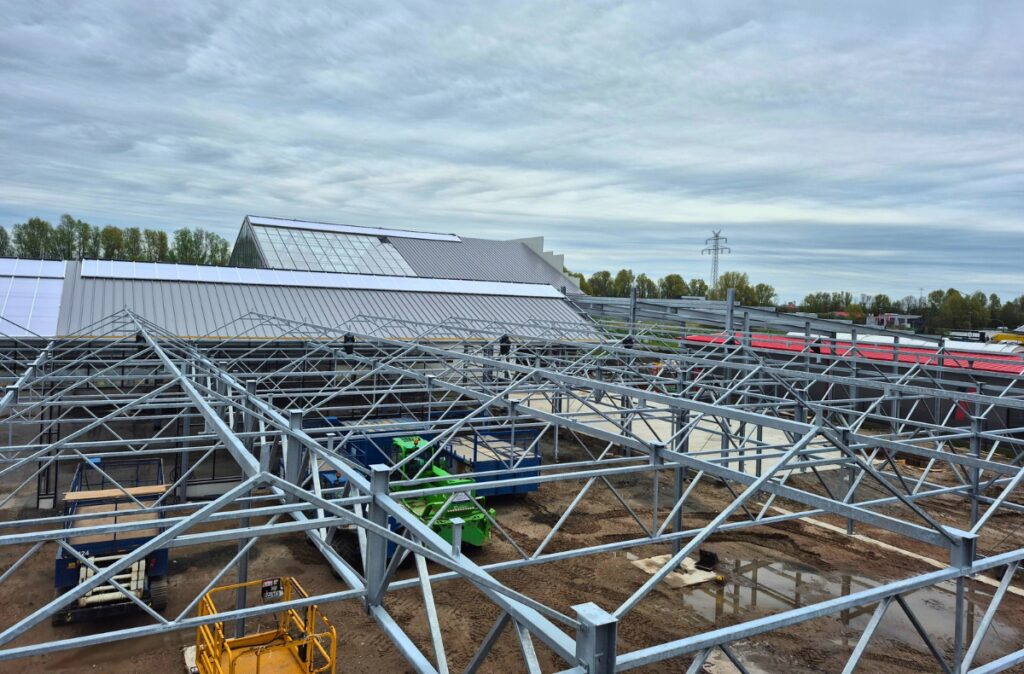 Montaż konstrukcji szklarni Cabrio – widok z góry