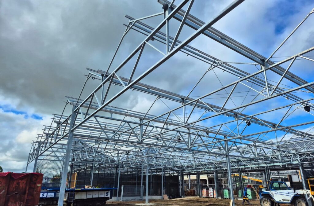 Szkielet szklarni Cabrio na placu budowy