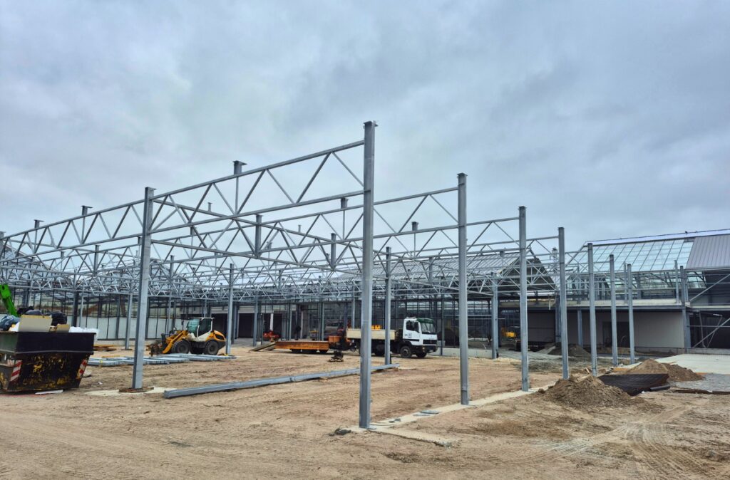 Konstrukcja szklarni Cabrio w trakcie montażu