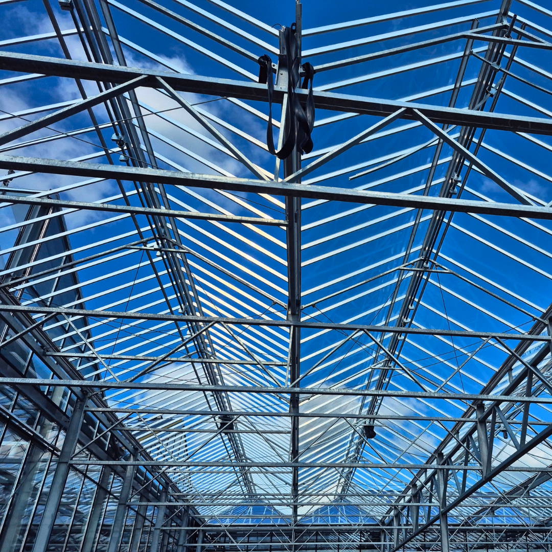 Konstrukcja szklarni Cabrio z mechanizmem otwierania dachu.