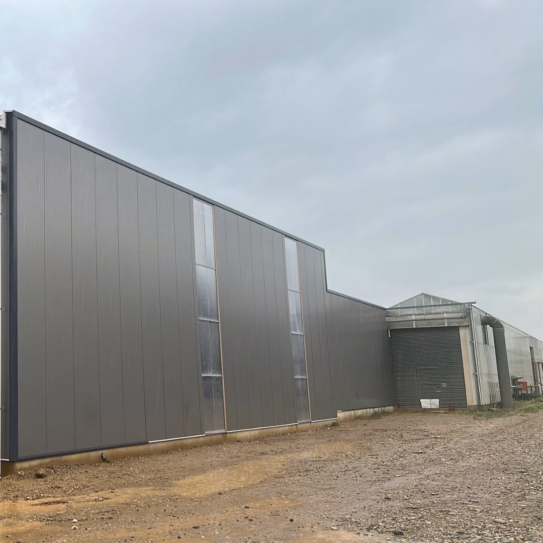 Gotowa hala techniczna przy szklarni wykonana w technologii paneli sandwich.