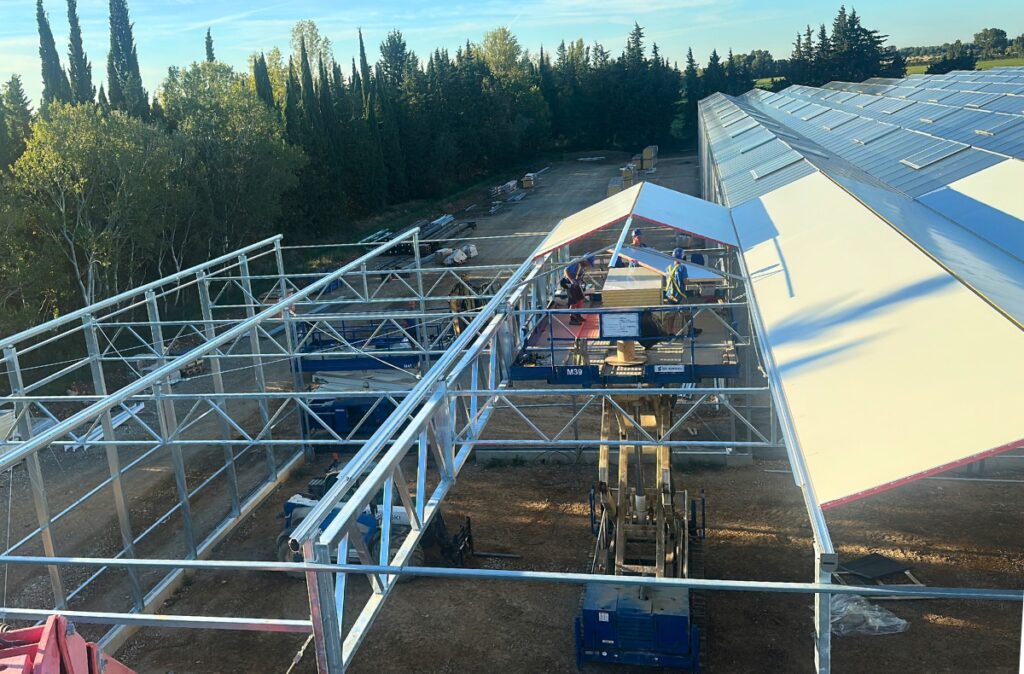 Montaż konstrukcji szklarniowej z częścią dachową w systemie sandwich.