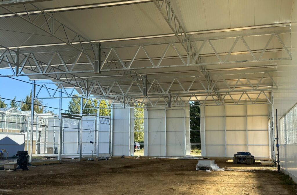 Wnętrze hali technicznej wykonanej z paneli sandwich przy szklarni.