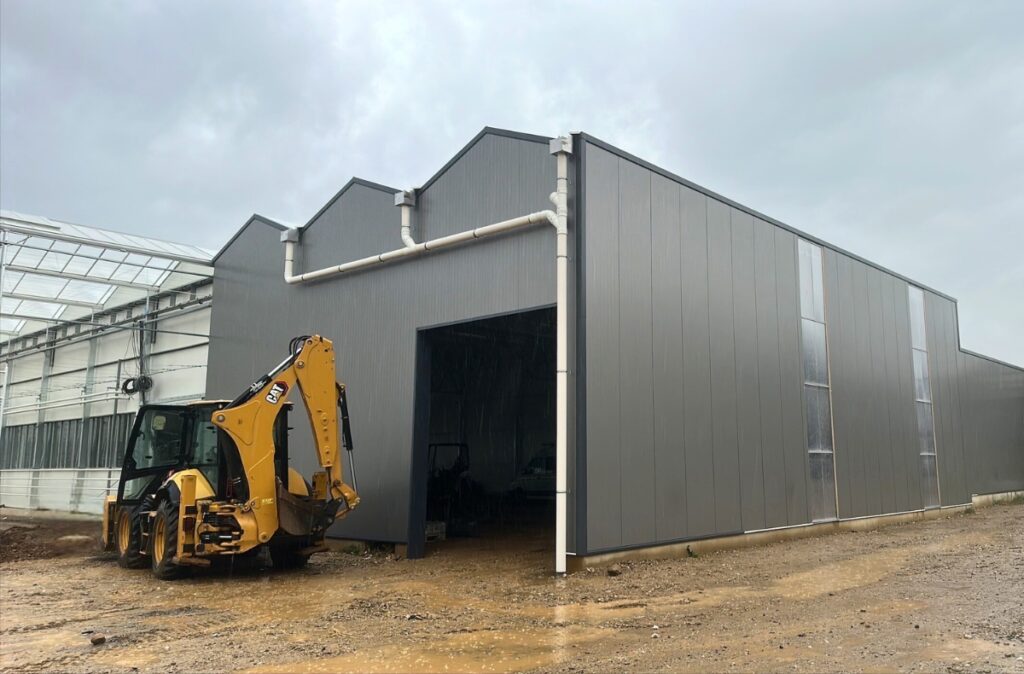 Gotowa hala techniczna przy szklarni wykonana w technologii paneli sandwich.